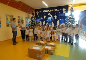 Pan Zieliński przekazuje podziękowania od hospicjum dla pani dyrektor Mari Królikowskiej i przedszkolaków za udział w akcji charytatywnej.